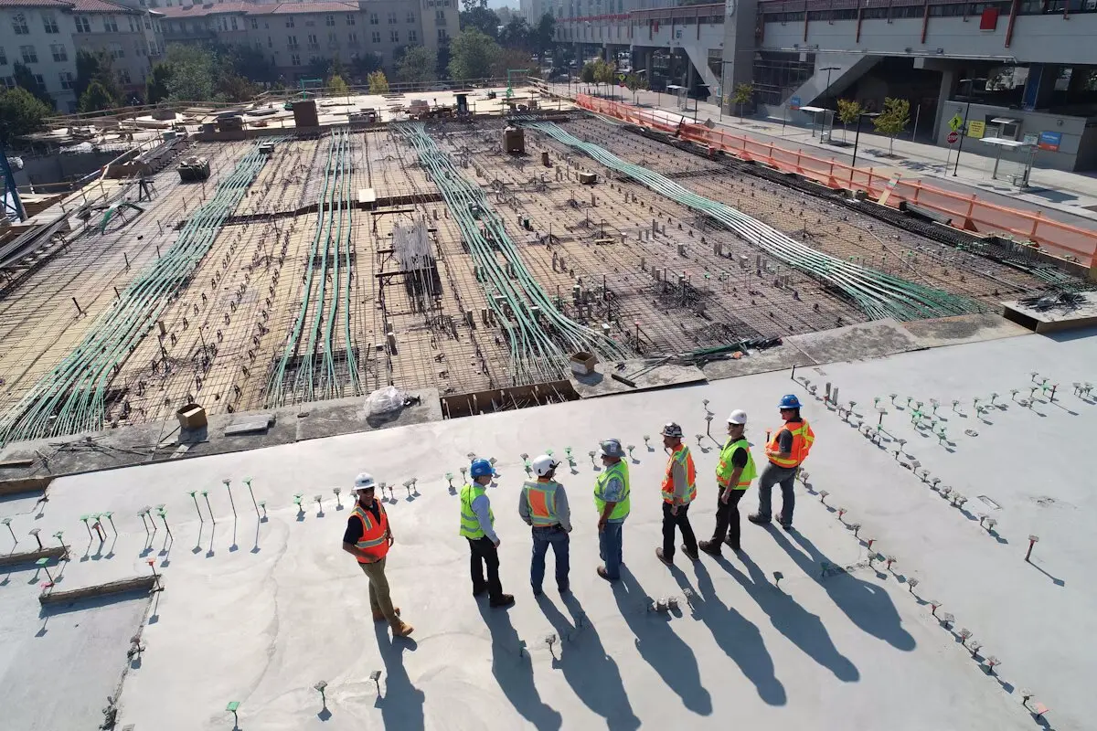Cantiere edile con strutture in costruzione