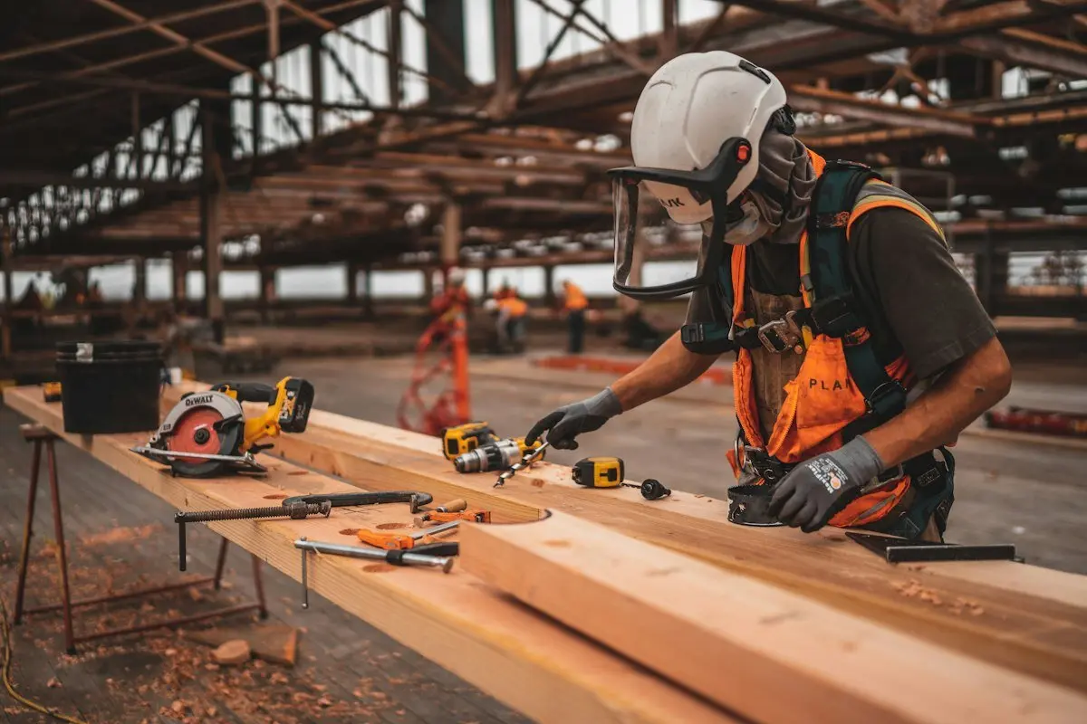 Planimetrie e strumenti di misura su tavolo da lavoro